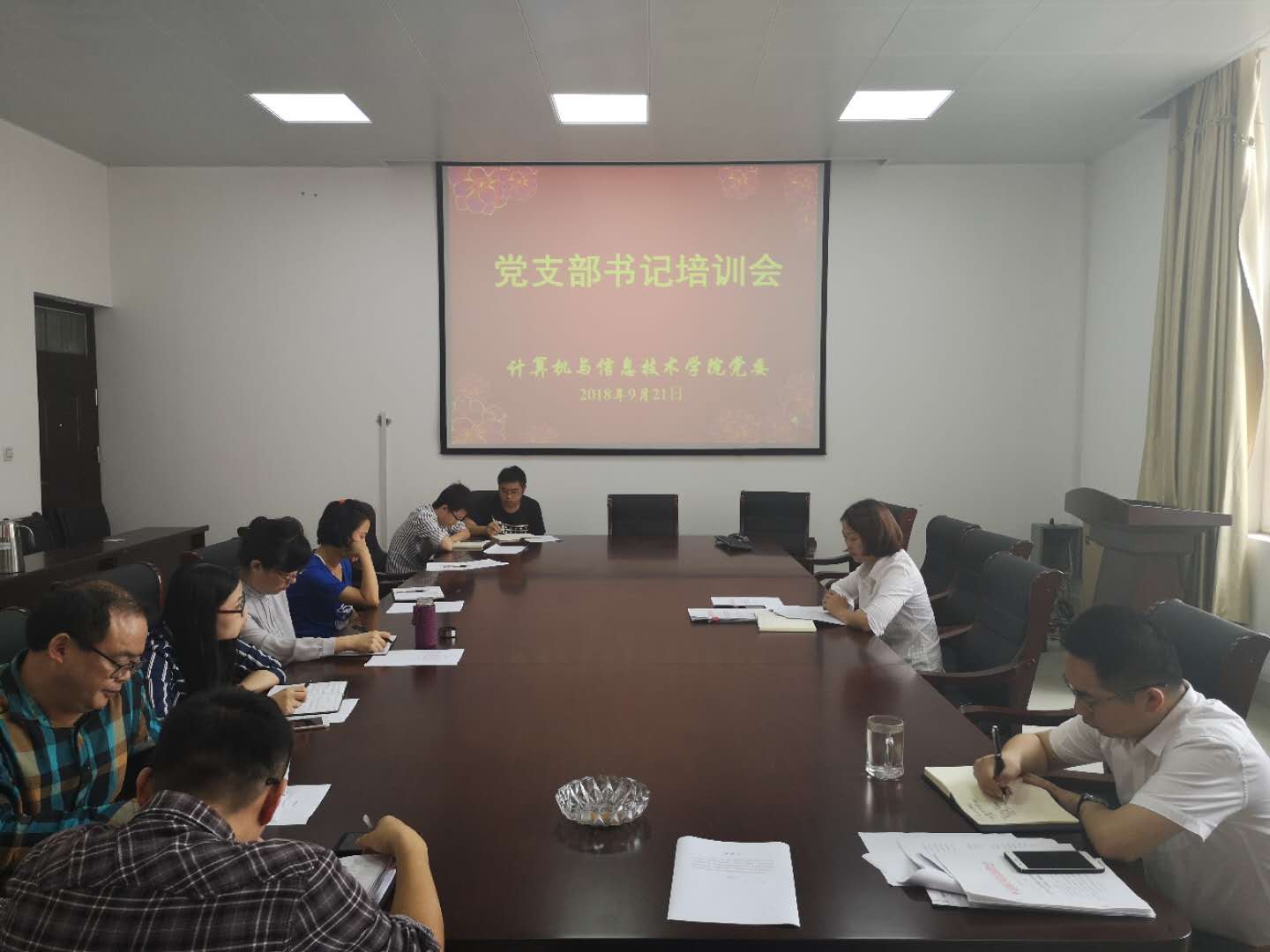 2018-9-21 澳门威尼斯人网址(最新)入口
党委召开党支部书记培训会暨“双带头人”培育工程座谈会(1).jpg